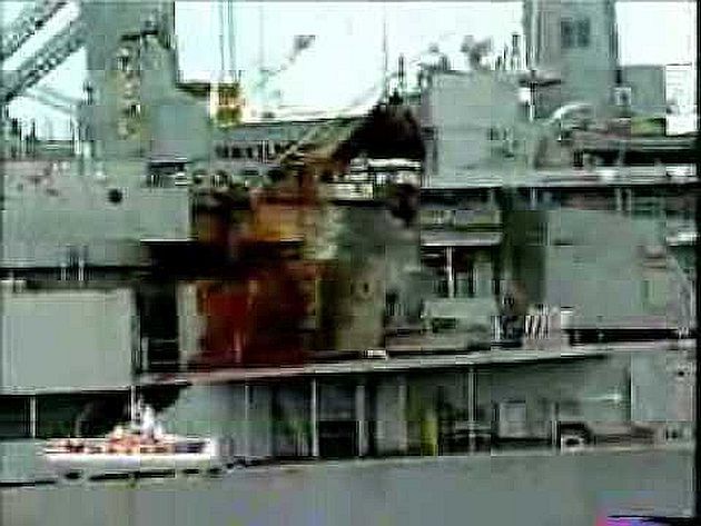 25 yıl önce ABD gemisi Saratoga vurdu