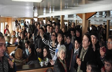 Şehir Hatları, ölümünün 12. yılında Barış Manço?nun anısına özel bir vapur seferi düzenledi