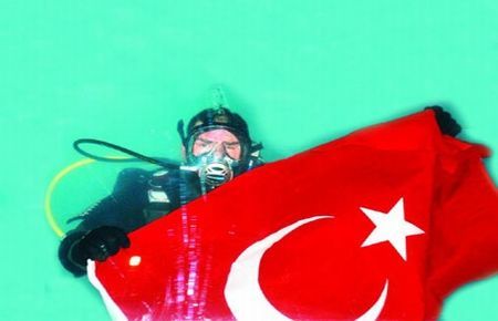 Şehitler için 40 saat su altında