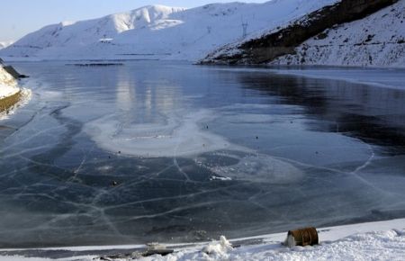 Soğuk hava, baraj dondurdu!