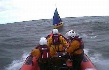  Sosisli sandviçle okyanusu geçmeye kalktı
