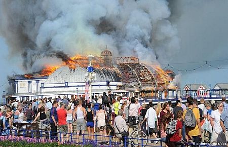 Tarihi Eastbourne iskelesi yandı