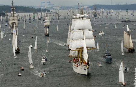 Tarihi gemiler yarışıyor