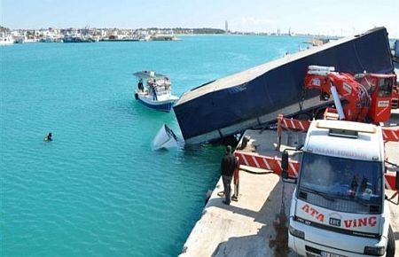 Taşucu'nda Denize TIR Düştü