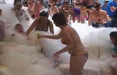 Tekne turunda köpük partisi 