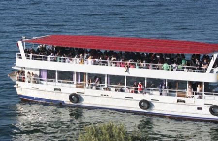 Teknede Fotoğraf Çekerken Denize Düştüler