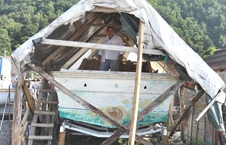 Teknesini Çadırda Yapmaya Başladı...