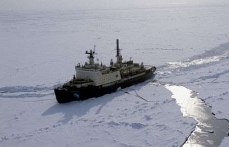 Turistleri taşıyan Rus gemisi Antarktika?da mahsur kaldı