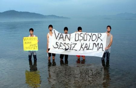 Van depremine pankartlı destek