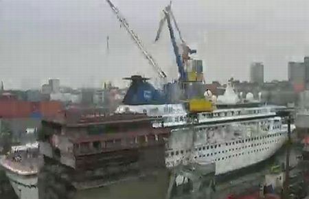 Yolcu gemisini ikiye bölüp boyunu uzattılar